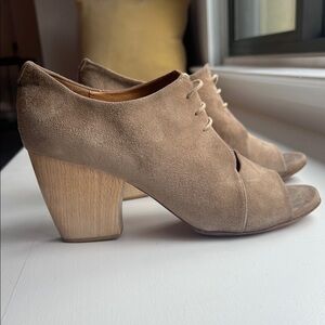 COCLICO Open-toe suede shoes. Size 39 1/2. Heel height 3” Made in Spain.
